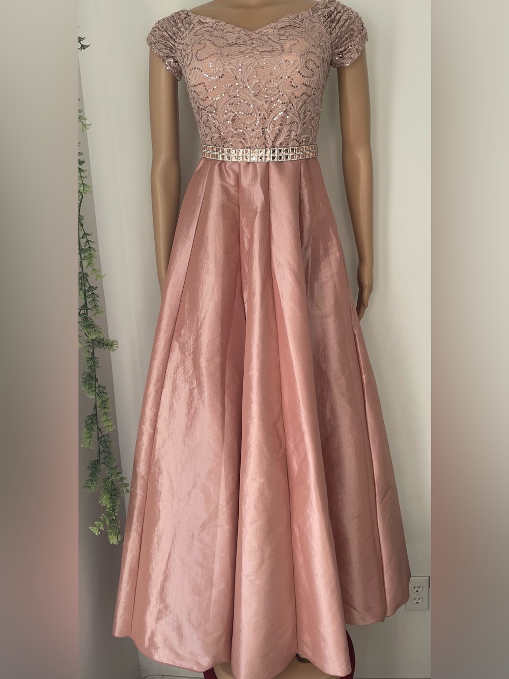 Elegant Rose Pink Lace A-Line Evening Dress - Picture 2 of 10